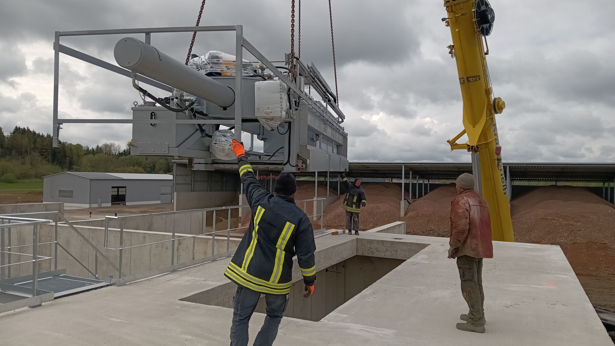 Einbau einer Kammerfilterpresse mit dem Kran, koordiniert von der Bauleitung
