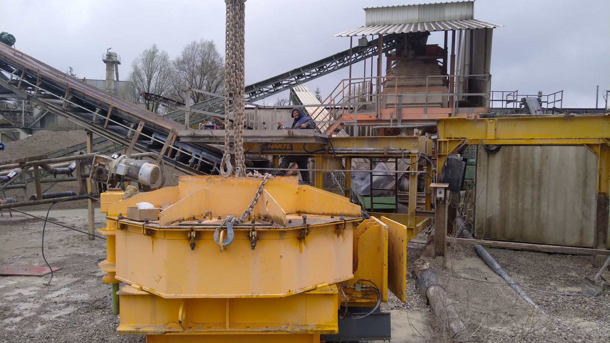 Austausch eines Brechers in einem Kieswerk