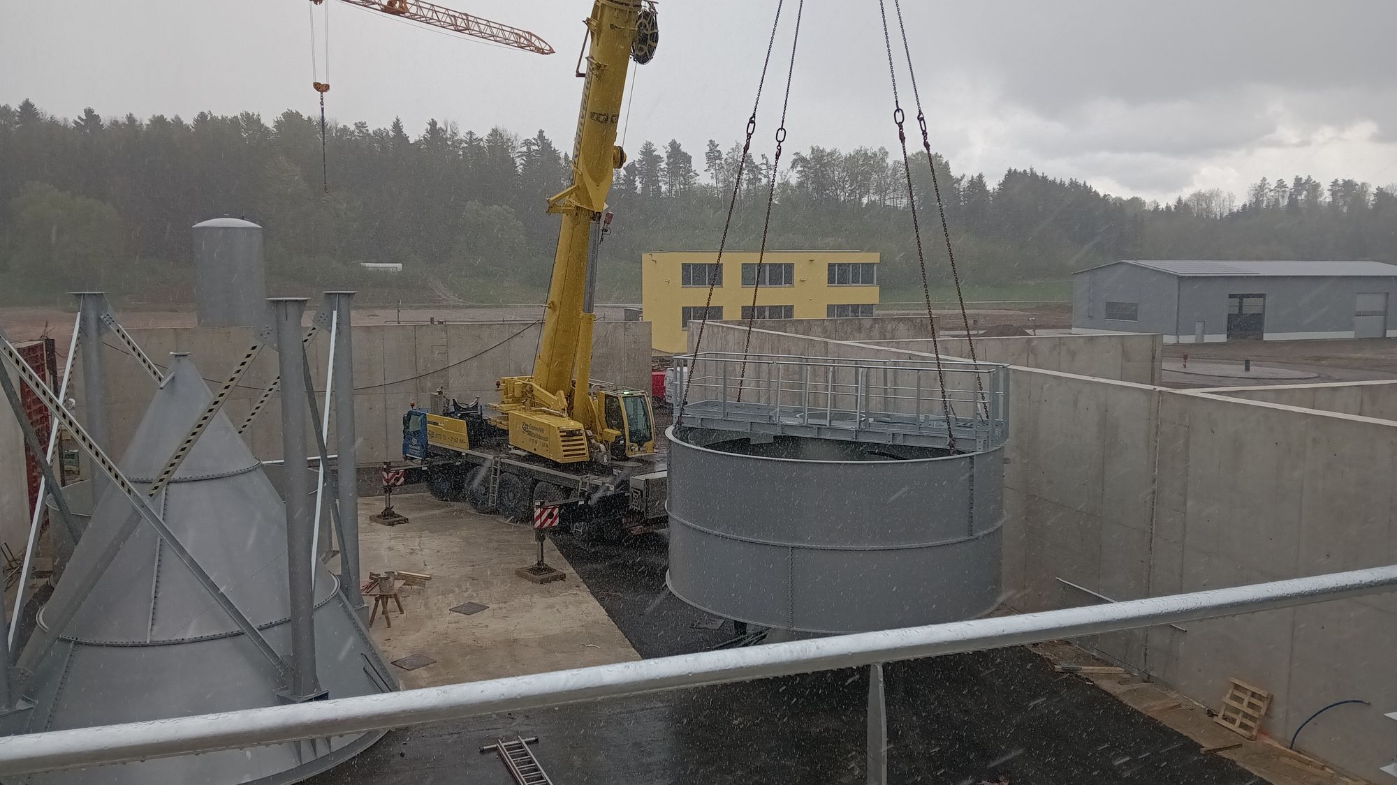 Montage eines runden Behälters der Wasseraufbereitung mit dem Autokran