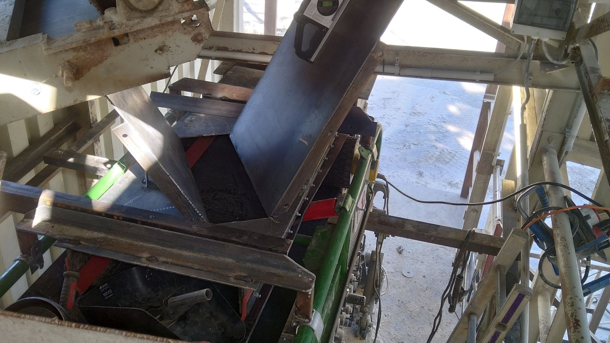 Neu gebaute Übergabestelle mit Förderband in einem Kieswerk