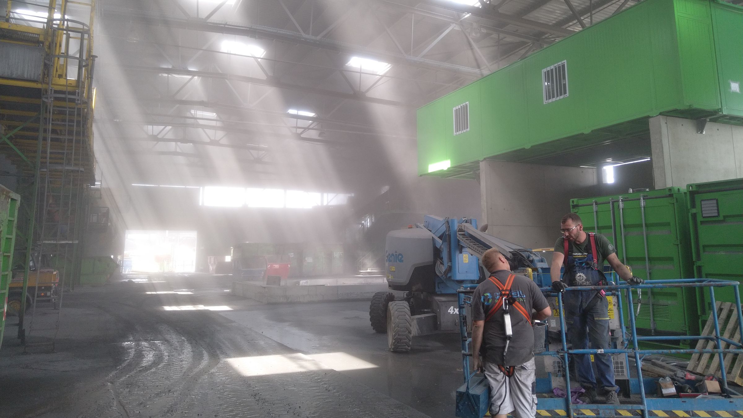 Durmin, Nürnberg: Monteure bei der Arbeit in der Halle