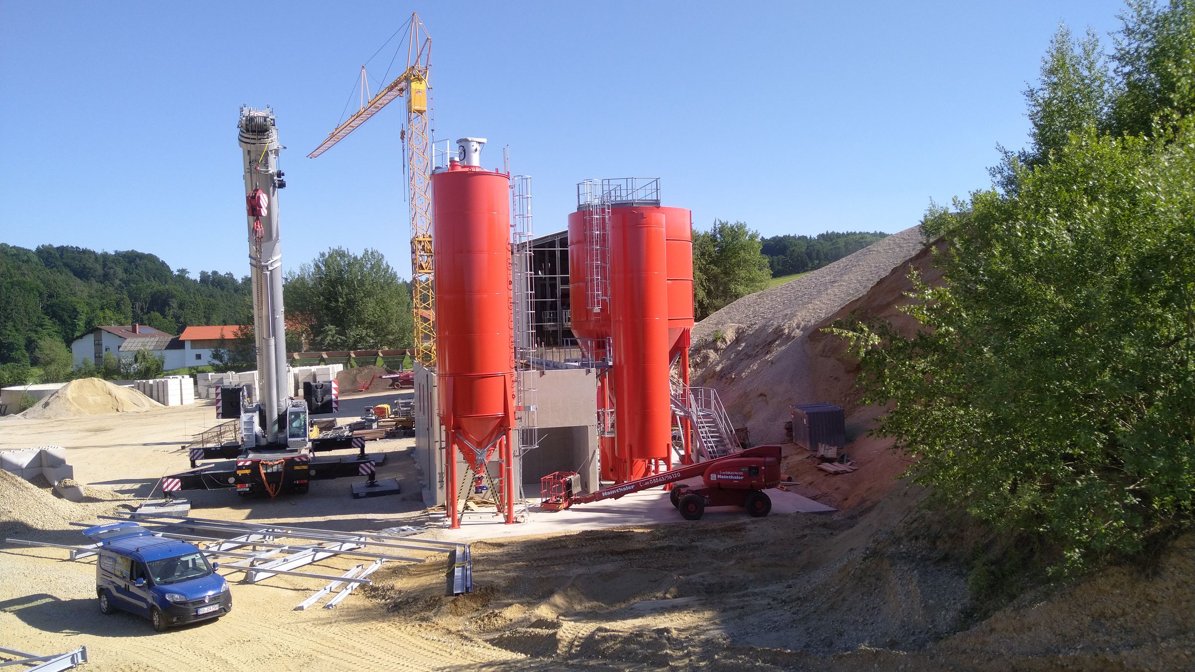 Zöls, Fürstenzell: Zwei rote Silos der Wasseraufbereitung