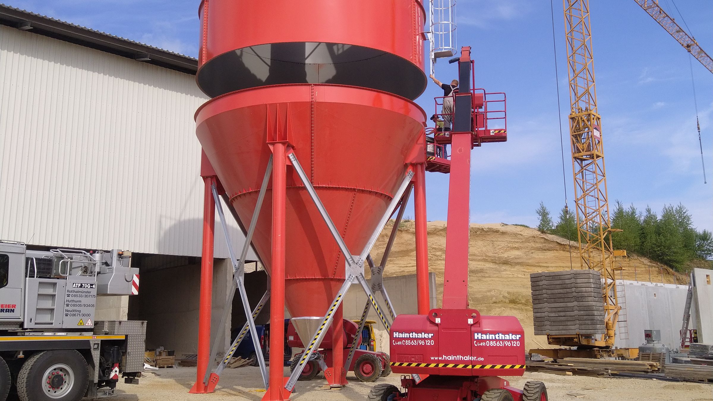 Zöls, Fürstenzell: Rotes Silo der Wasseraufbereitung neben der Halle