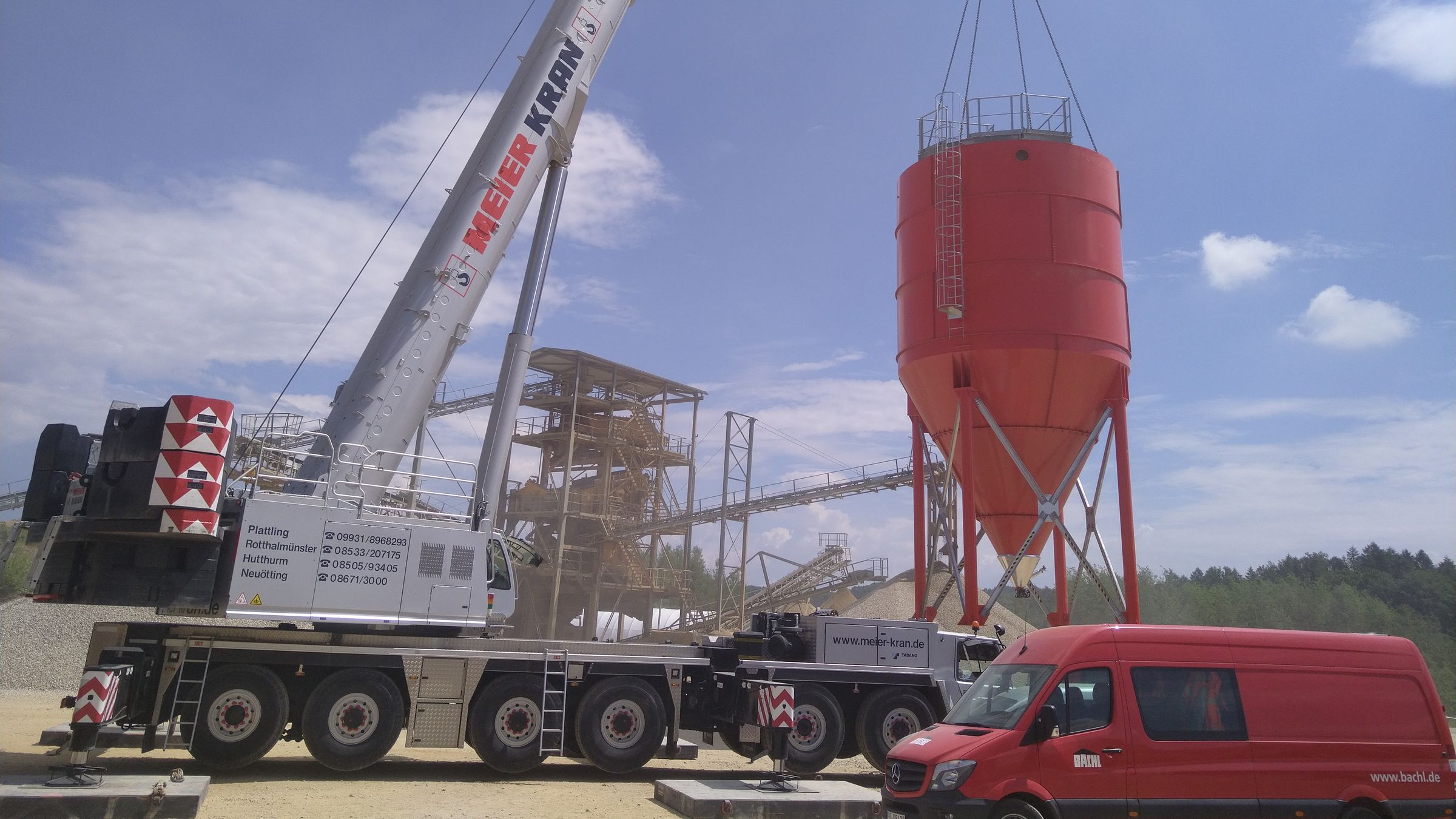 Zöls, Fürstenzell: Mobilkran beim Aufstellen eines Silos
