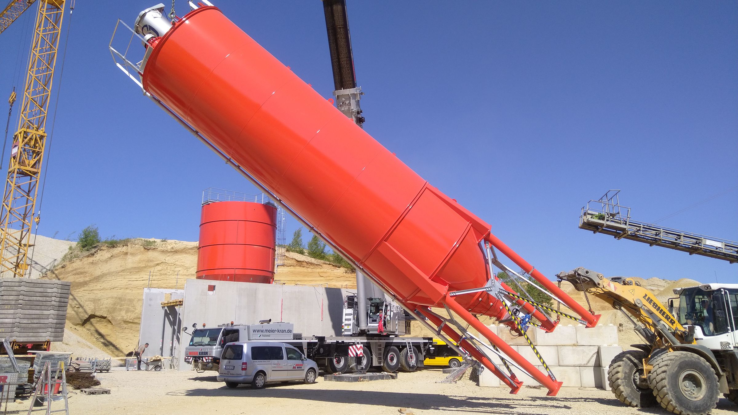 Zöls, Fürstenzell: Ein Silo wird mit dem Kran aufgerichtet