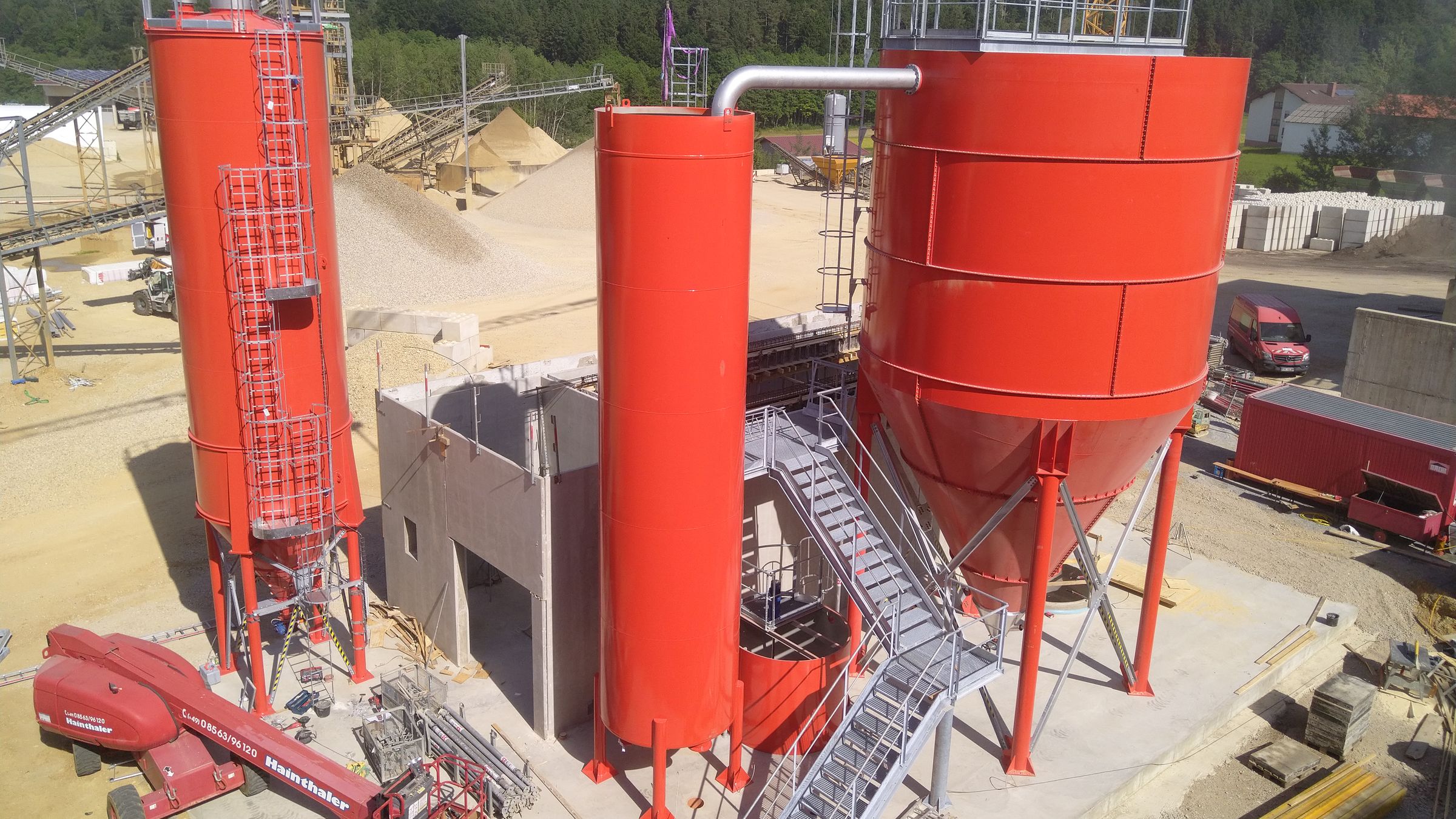 Zöls, Fürstenzell: Silos und Treppenturm der Anlage