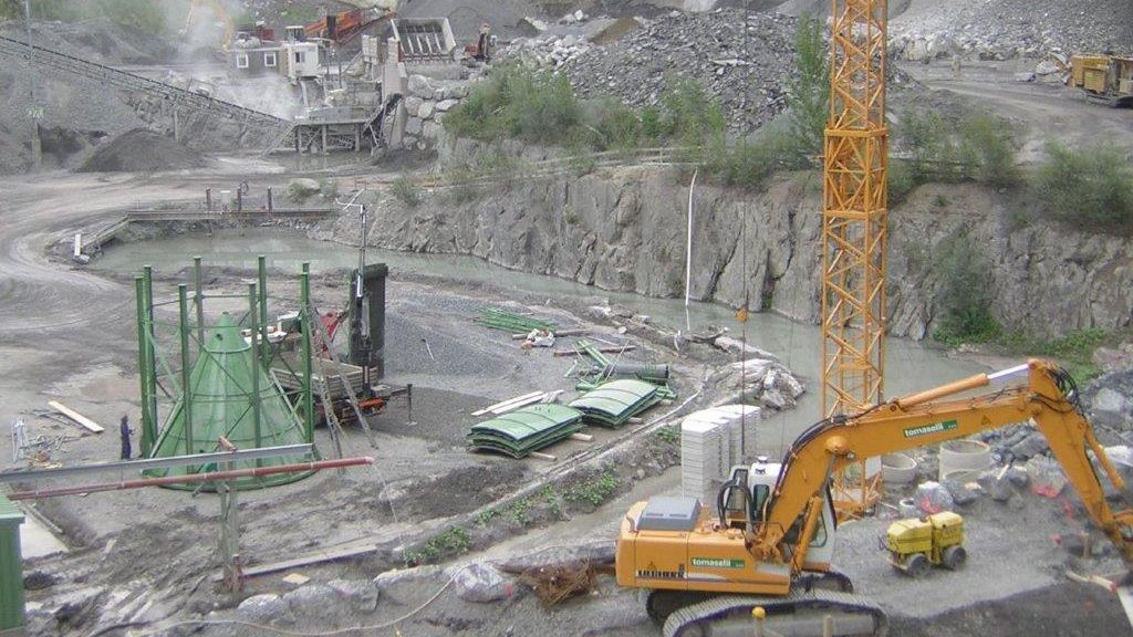 Eberhard, Solothurn: Baustelle mit Bagger beim Aufbau