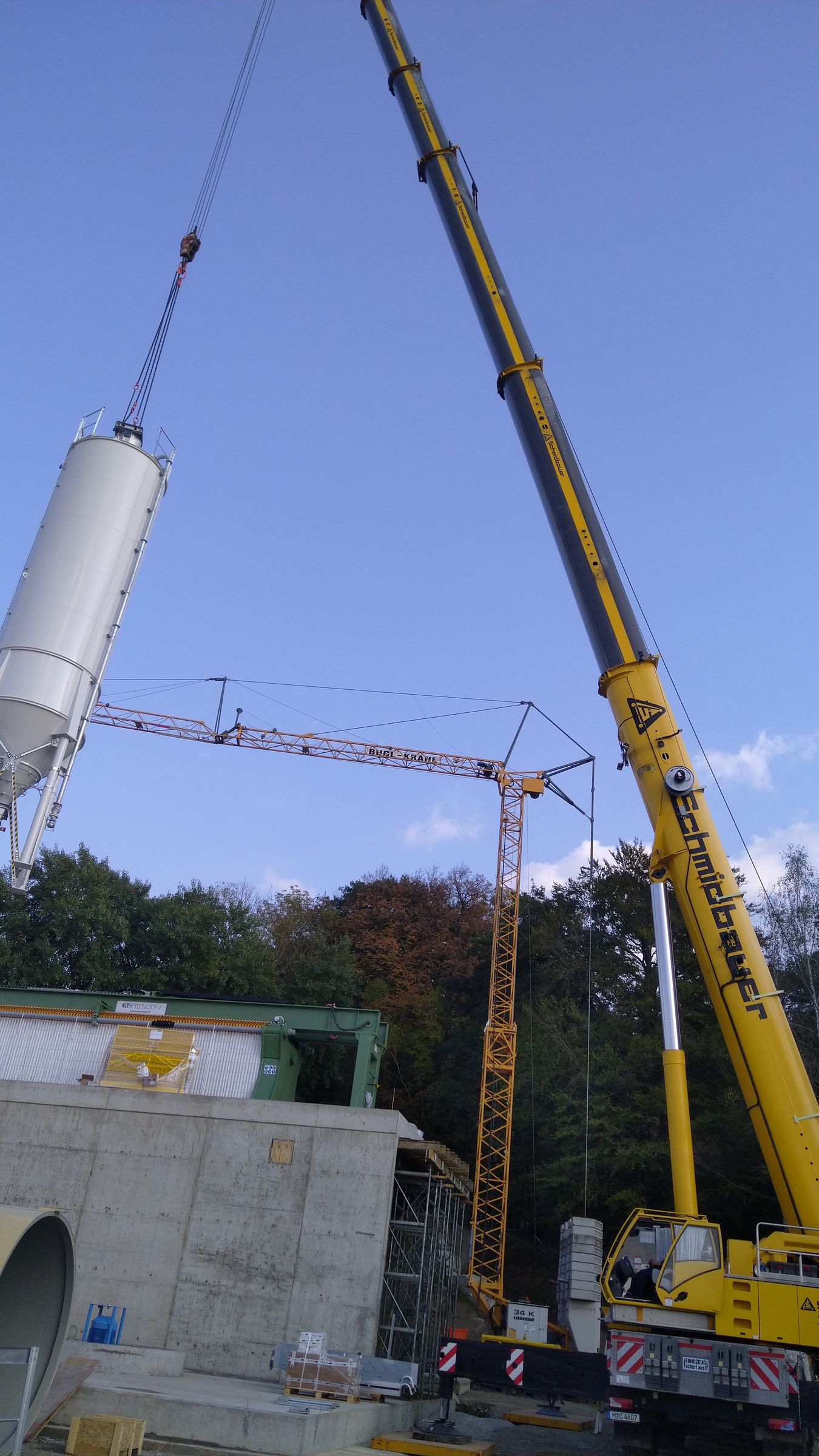 Fahrner, Mallersdorf: Ein Silo hängt am Kran