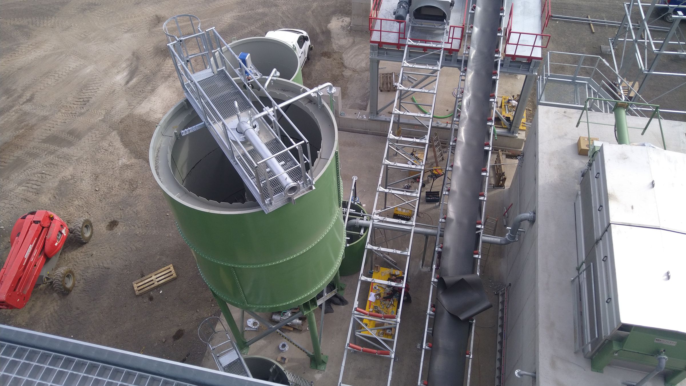 Pauliberg, St. Martin: Blick von oben auf Silo und Leitungen