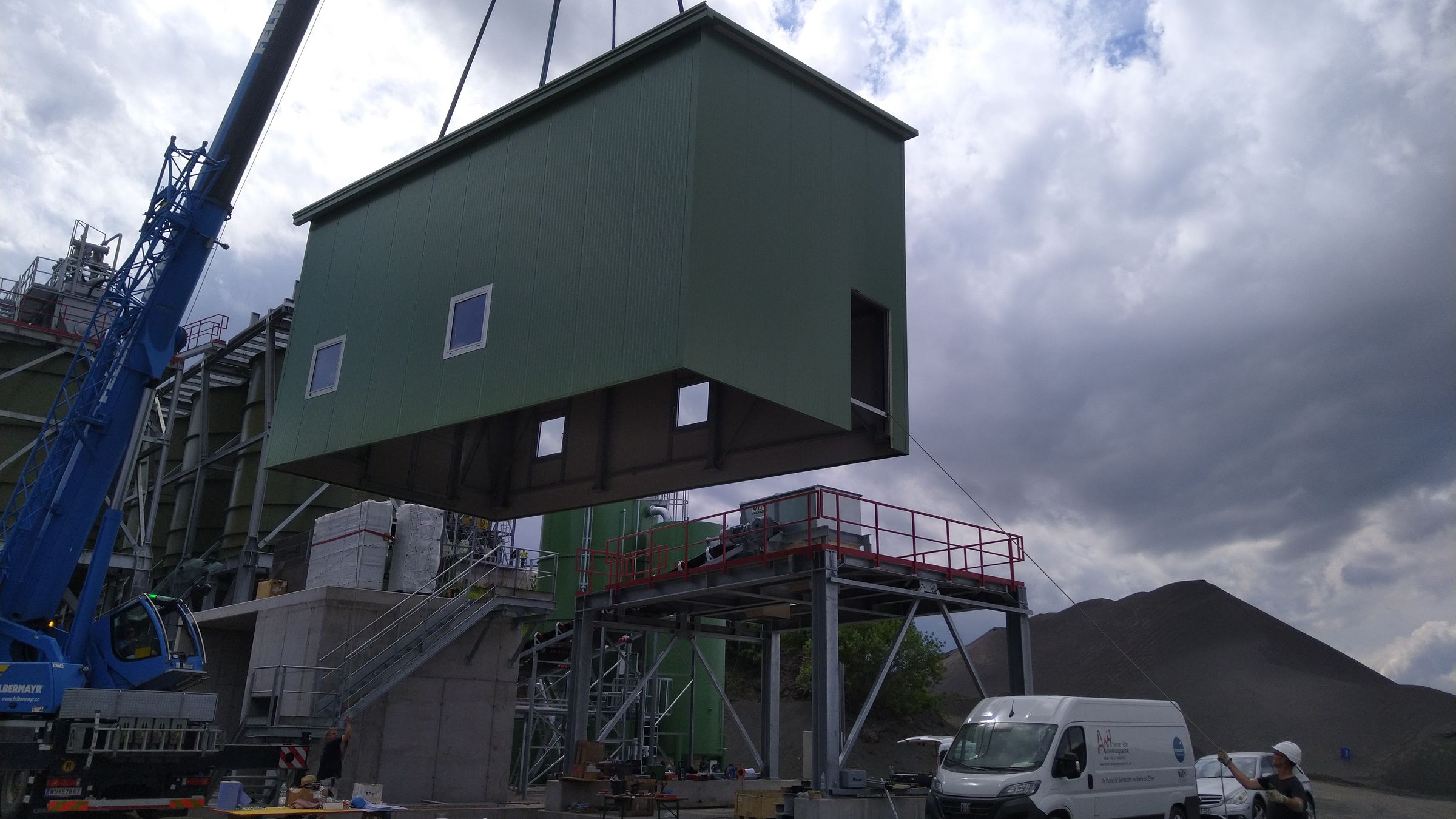 Pauliberg, St. Martin: Ein Gebäudemodul wird eingehoben
